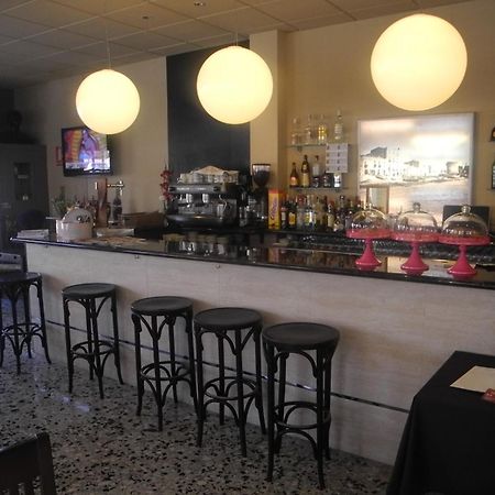 Hostal Fonda Montserrat Cambrils Bagian luar foto