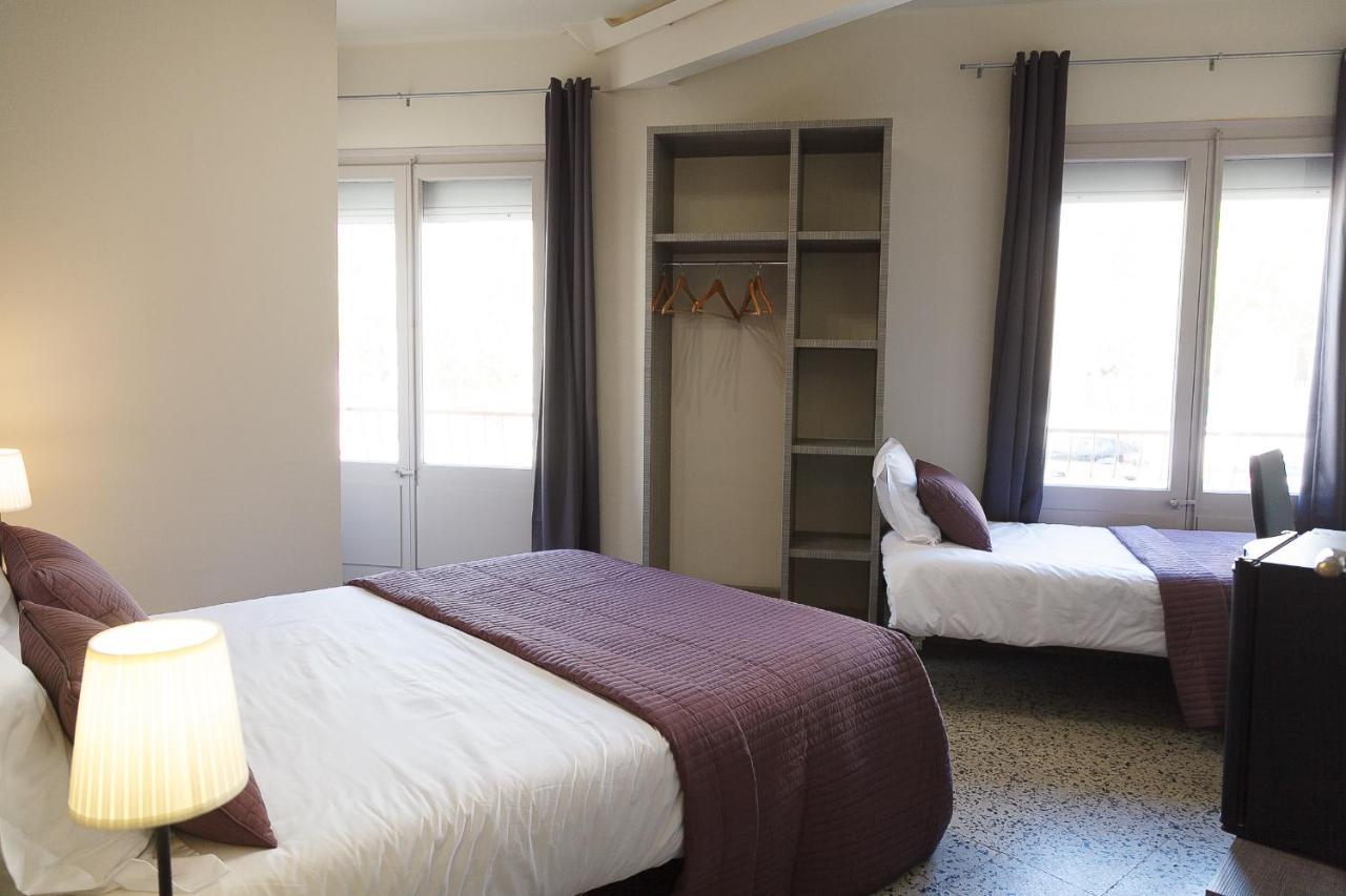 Hostal Fonda Montserrat Cambrils Bagian luar foto